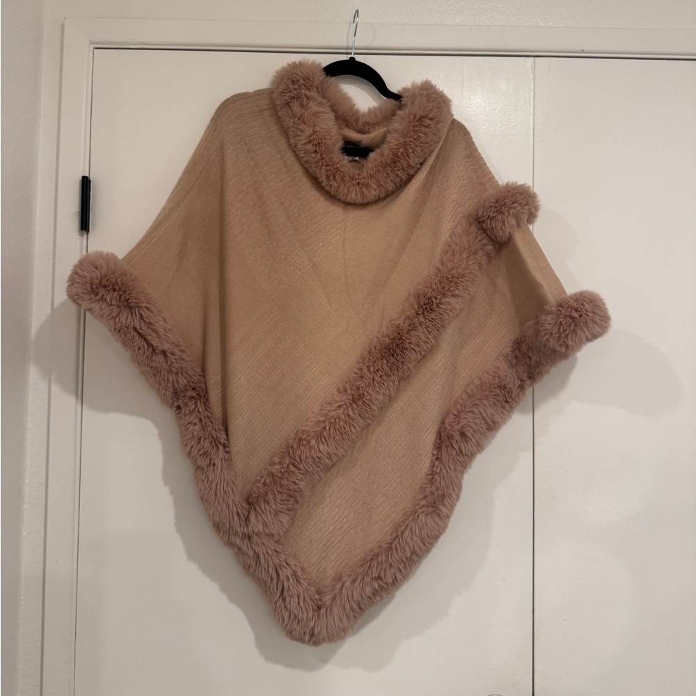 NWT Le Moda Light Pink Faux Fur Trim Poncho / Cape – One Size